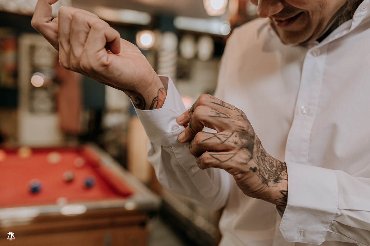 noivo abotoando camisa 