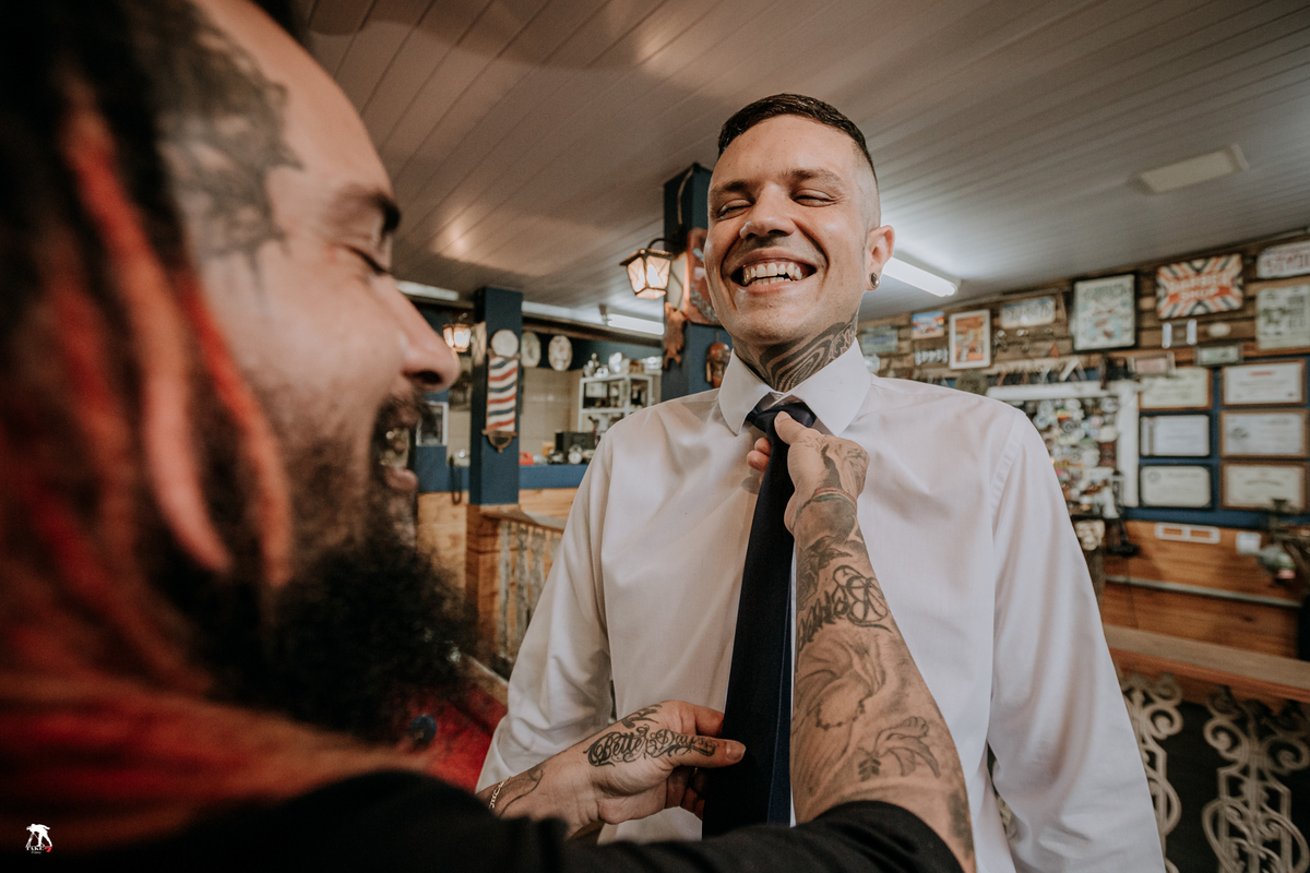 noivo colocando gravata 