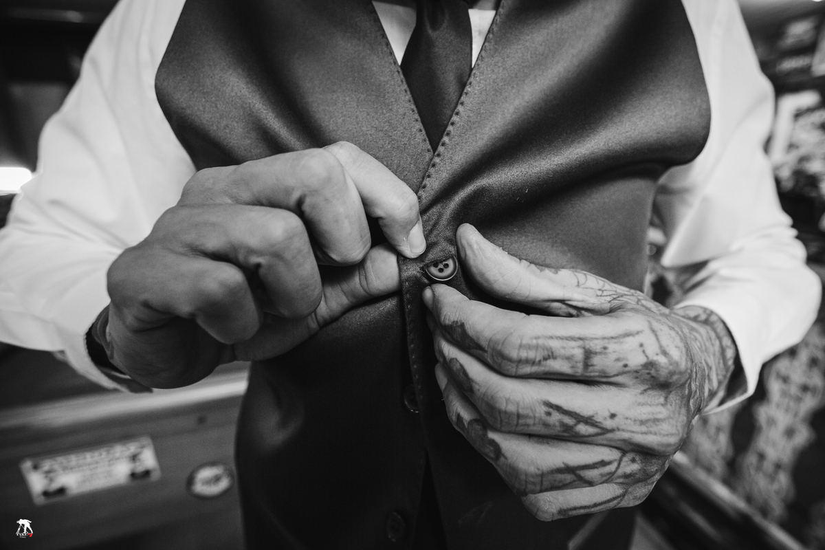 noivo colocando colete 