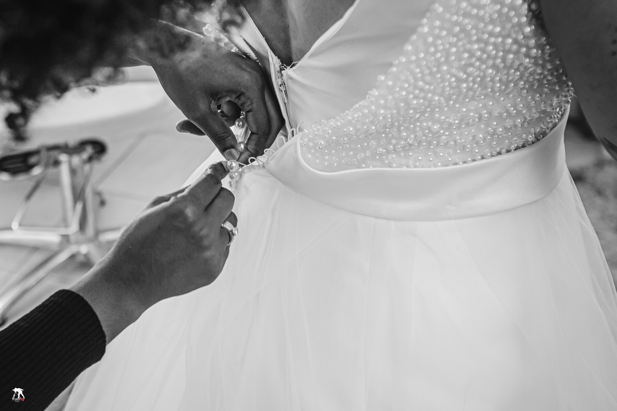 noiva colocando vestido 