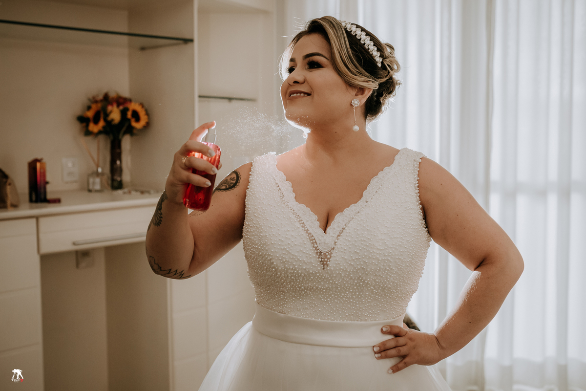 noiva passando perfume 