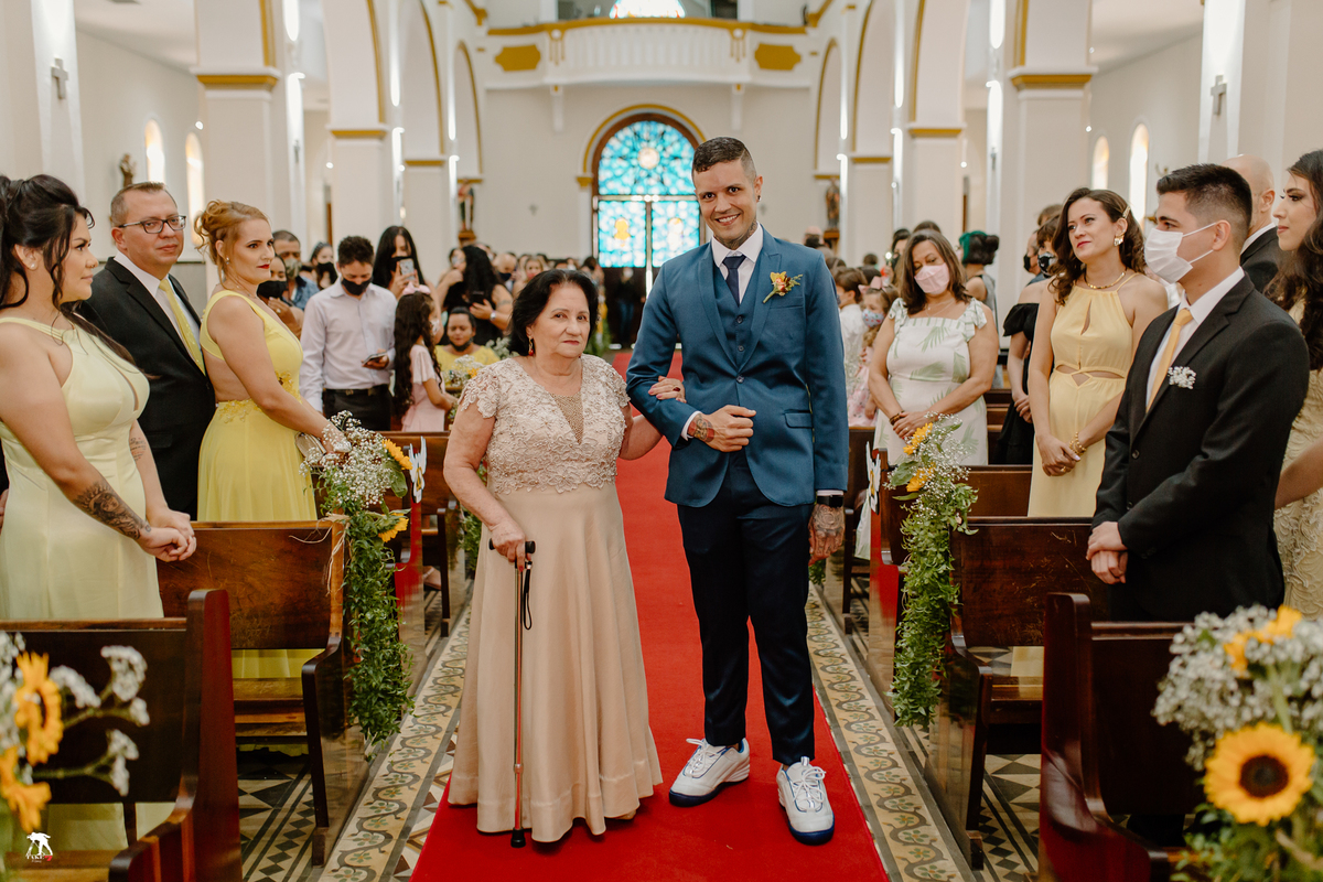 entrada do noivo com a mãe