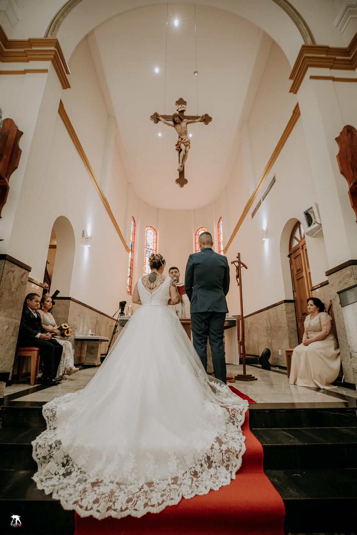 noivos no altar da cerimônia 