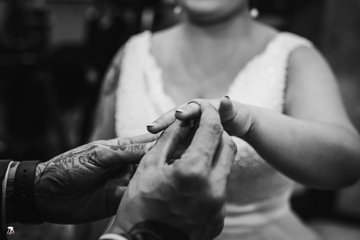 noivo colocando alianças na noiva 