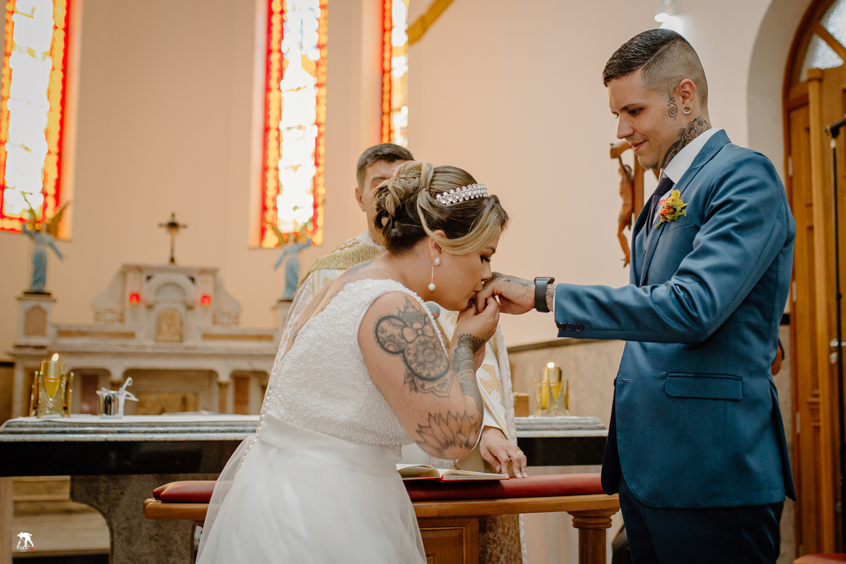 noiva beijando aliança do noivo 