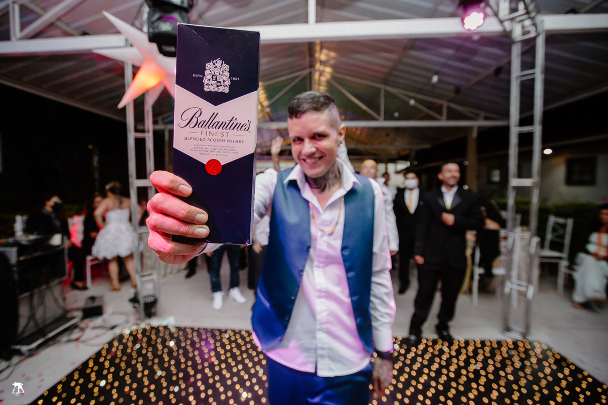 noivo com whisky pra jogar 