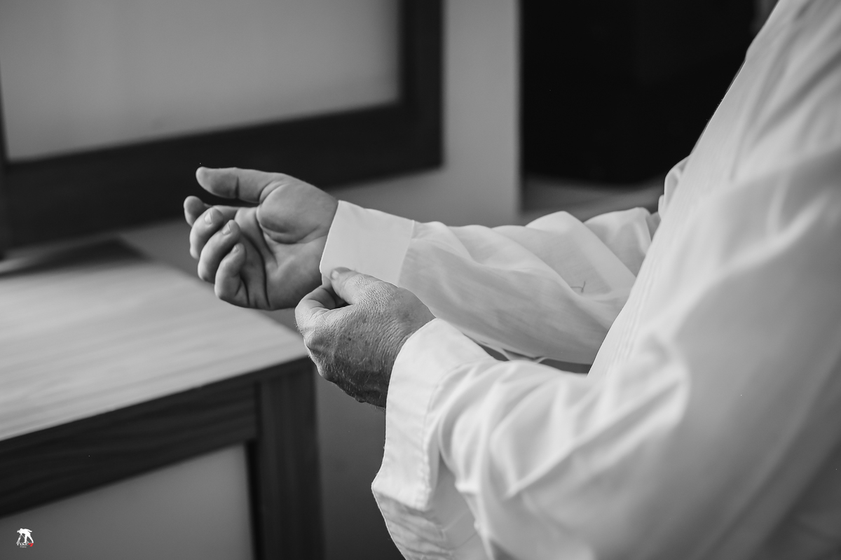 noivo abotoando camisa 