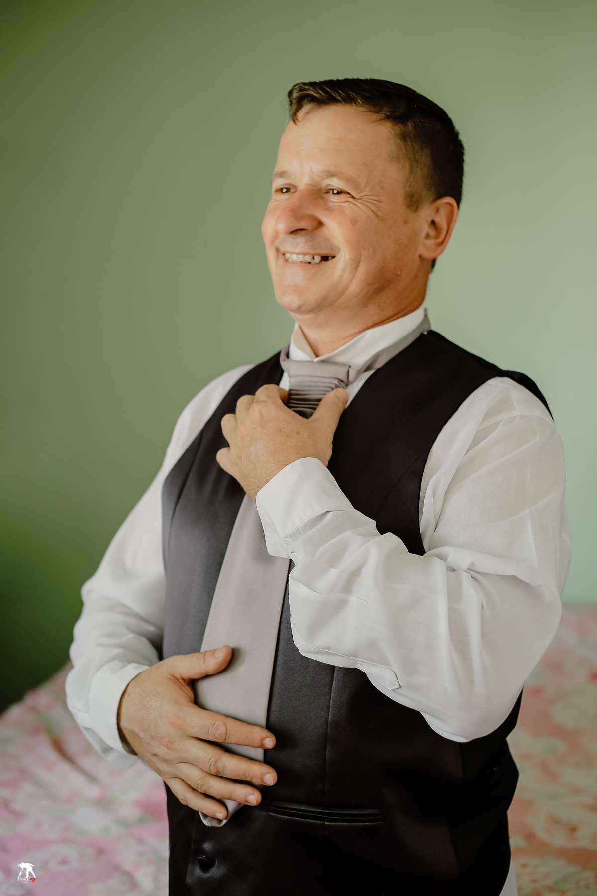 noivo colocando gravata 