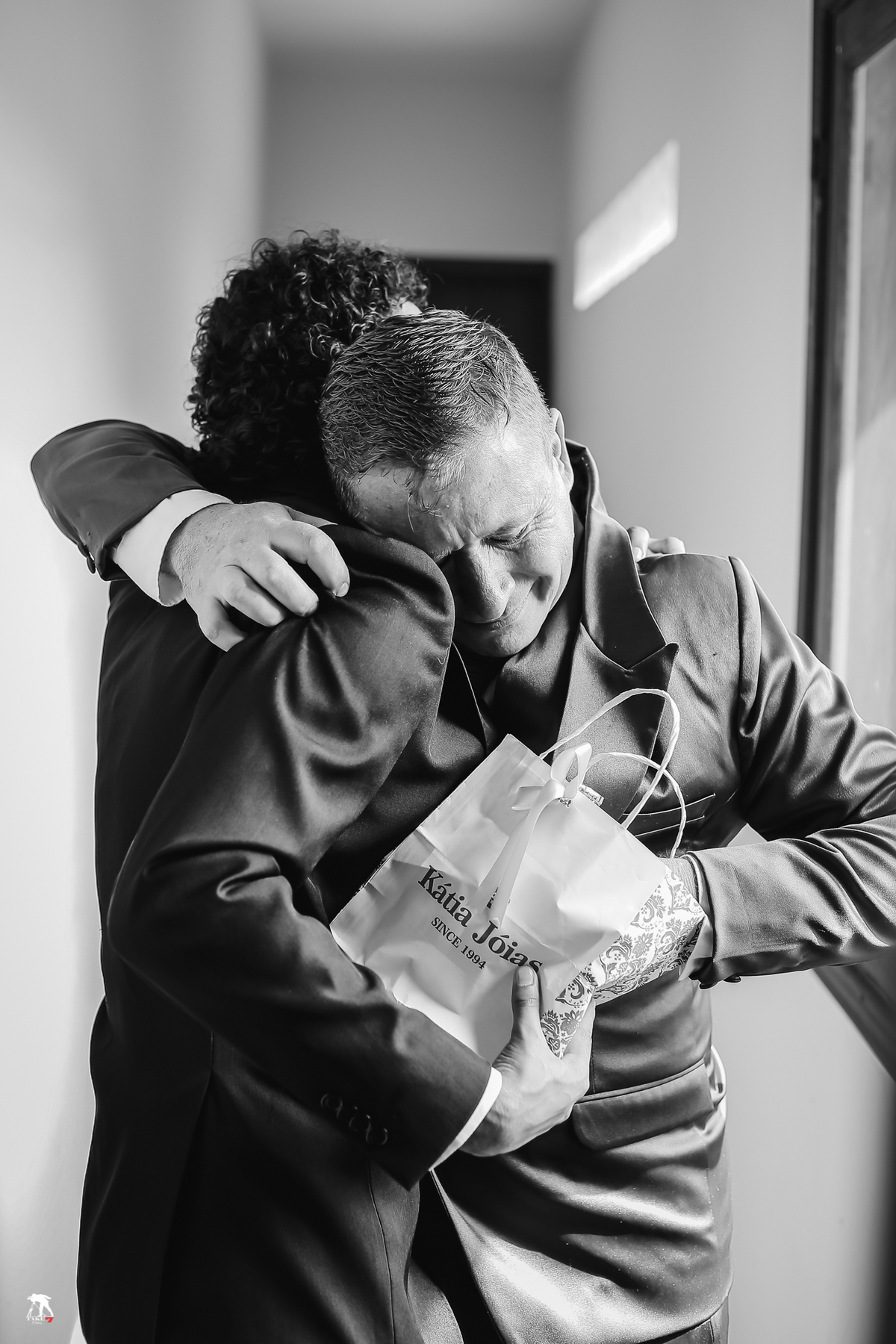 noivo abraçando o filho 