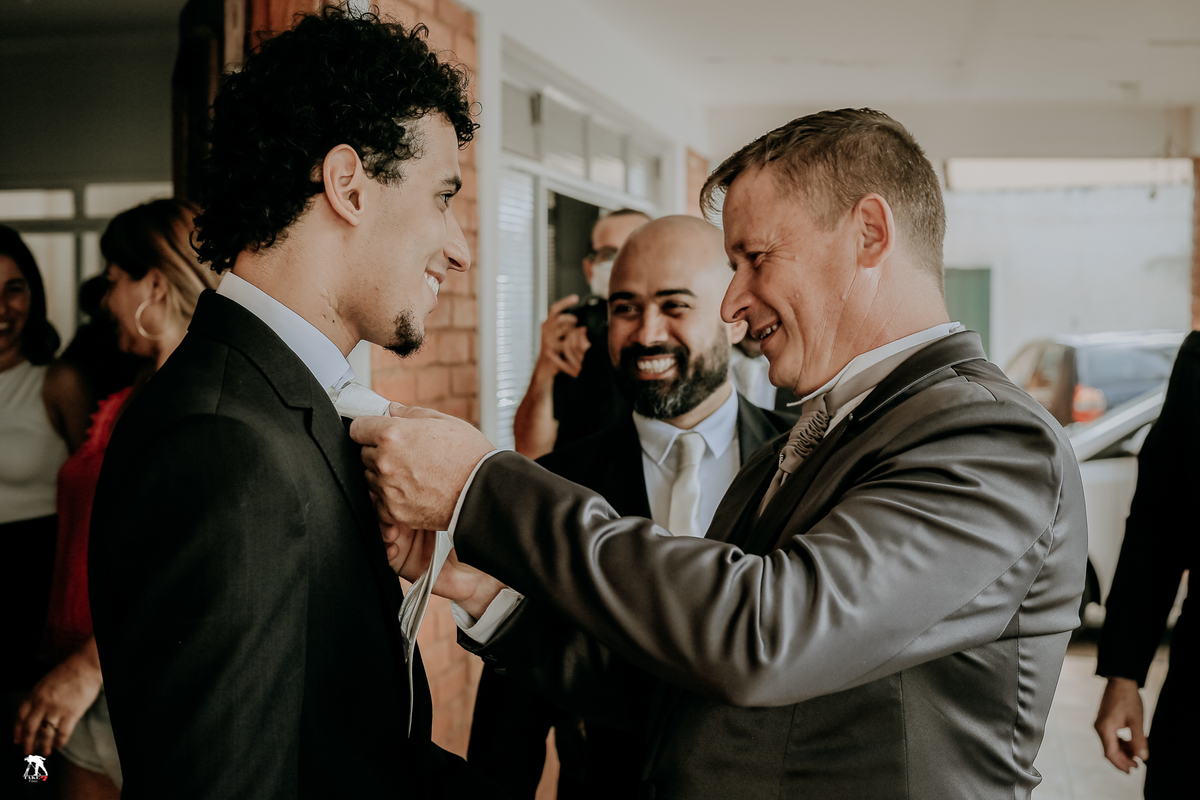 noivo arrumando a gravata do filho 