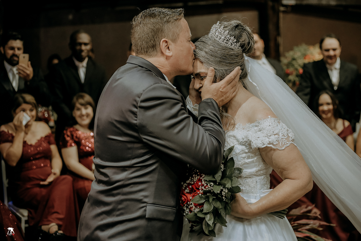 noivo beijando testa da noiva 