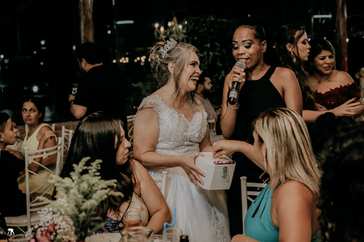 noiva vendendo sapatinho na festa de casamento 