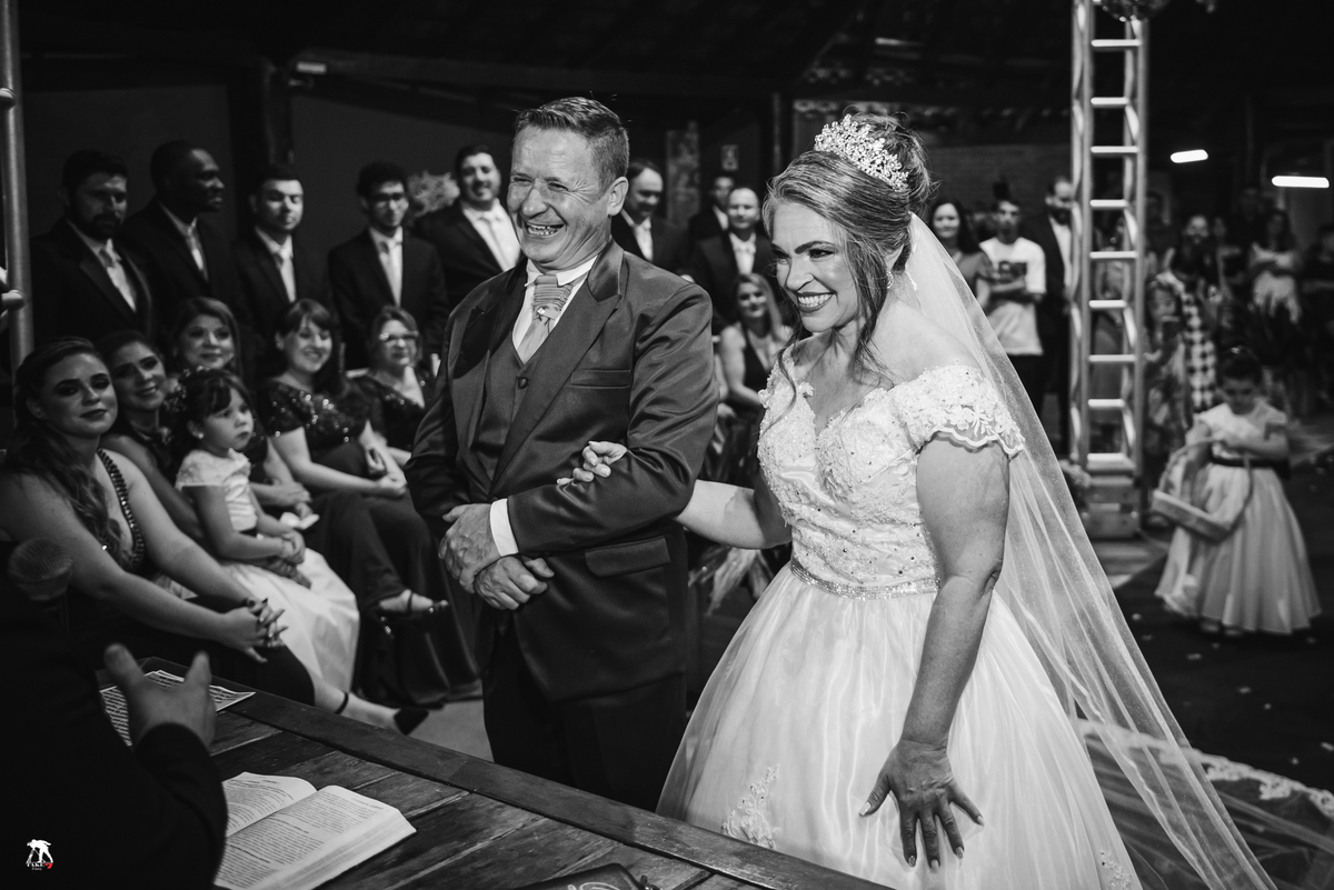 noivos sorrindo na cerimônia 