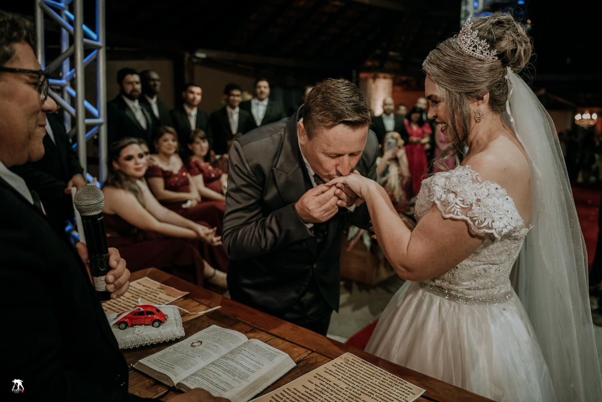 noivo beijando a aliança de casamento 