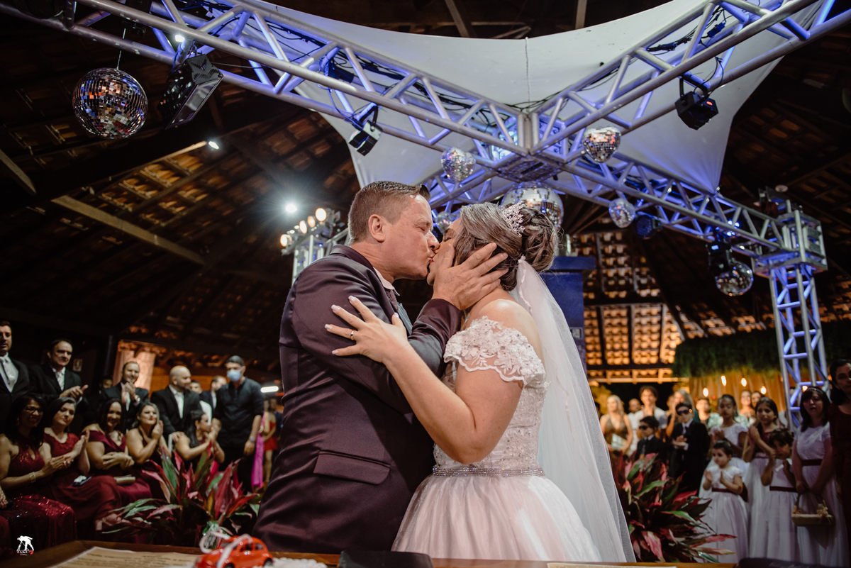 beijo nupcial no casamento 
