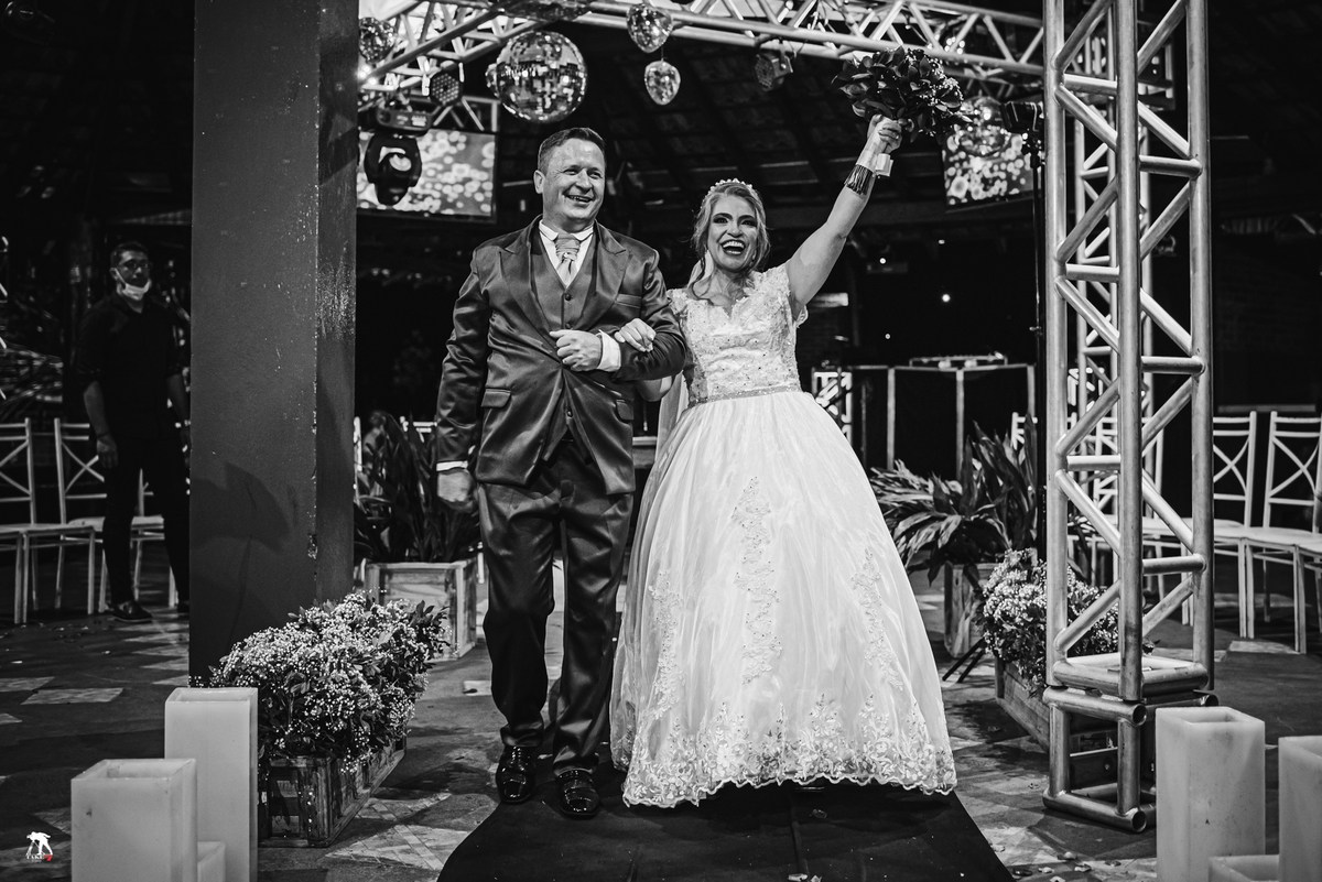 saída dos noivos da cerimônia 