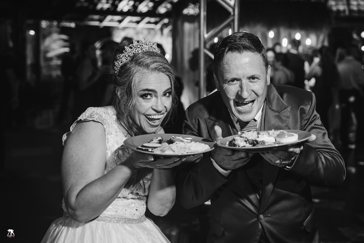 noivos com prato de comida 