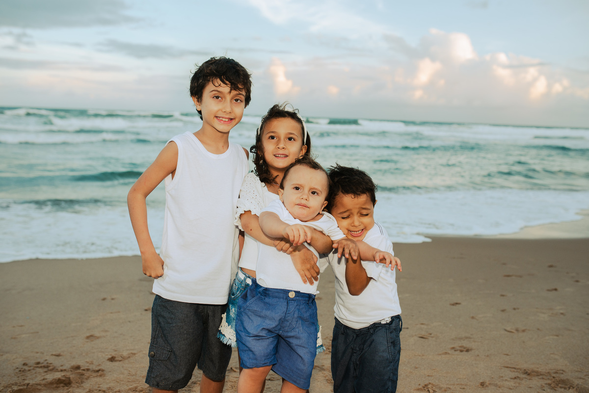 Ensaio de família na praia de Vilas do atlântico