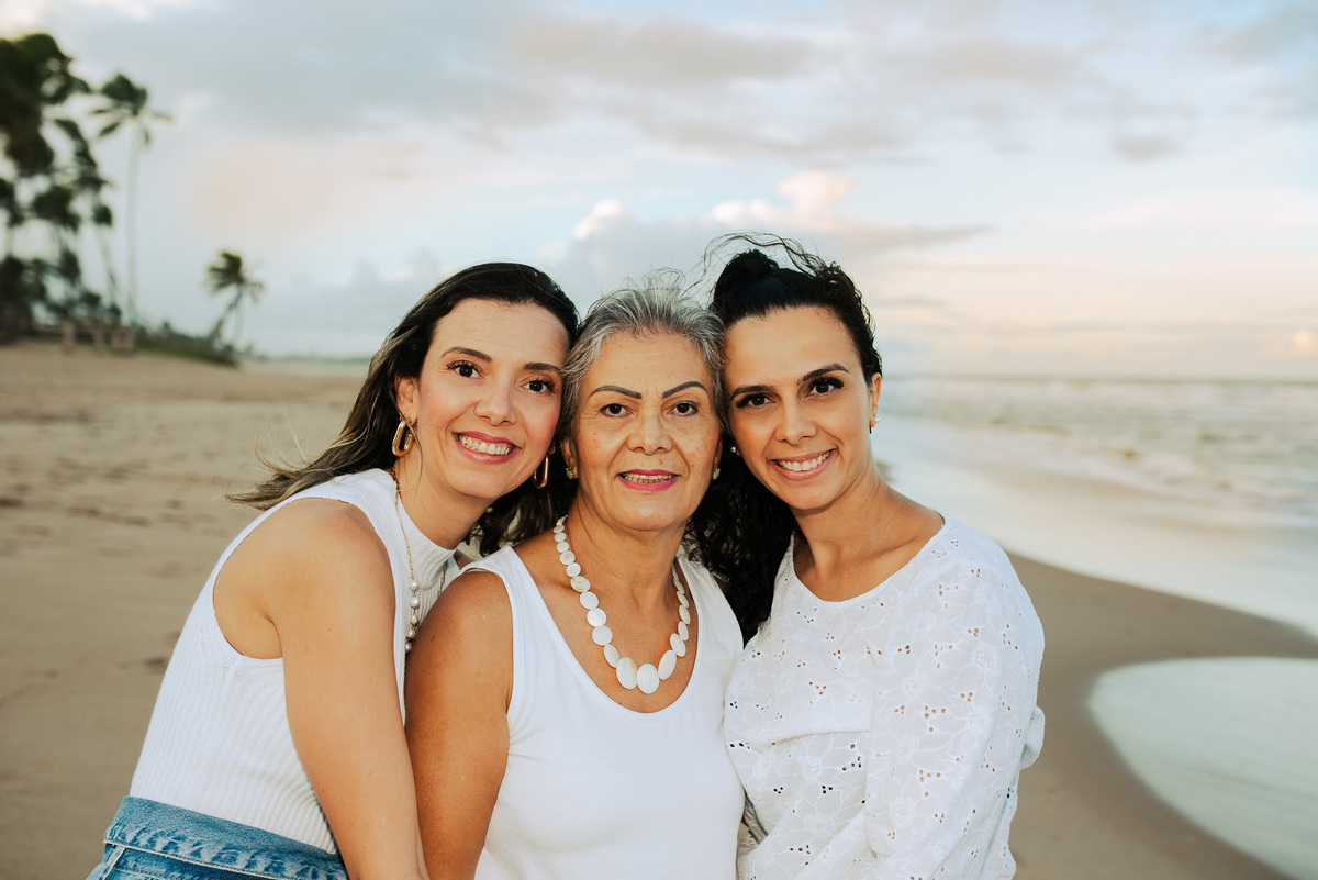 mãe e filhas ensaio na praia