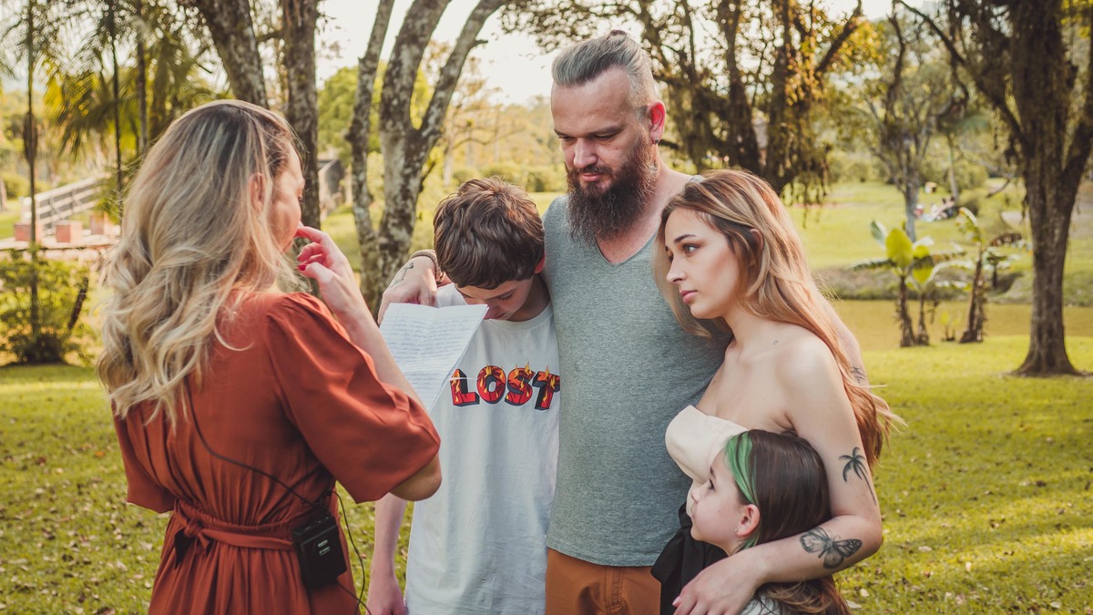 Emocionada com a família que Deus deu a ela