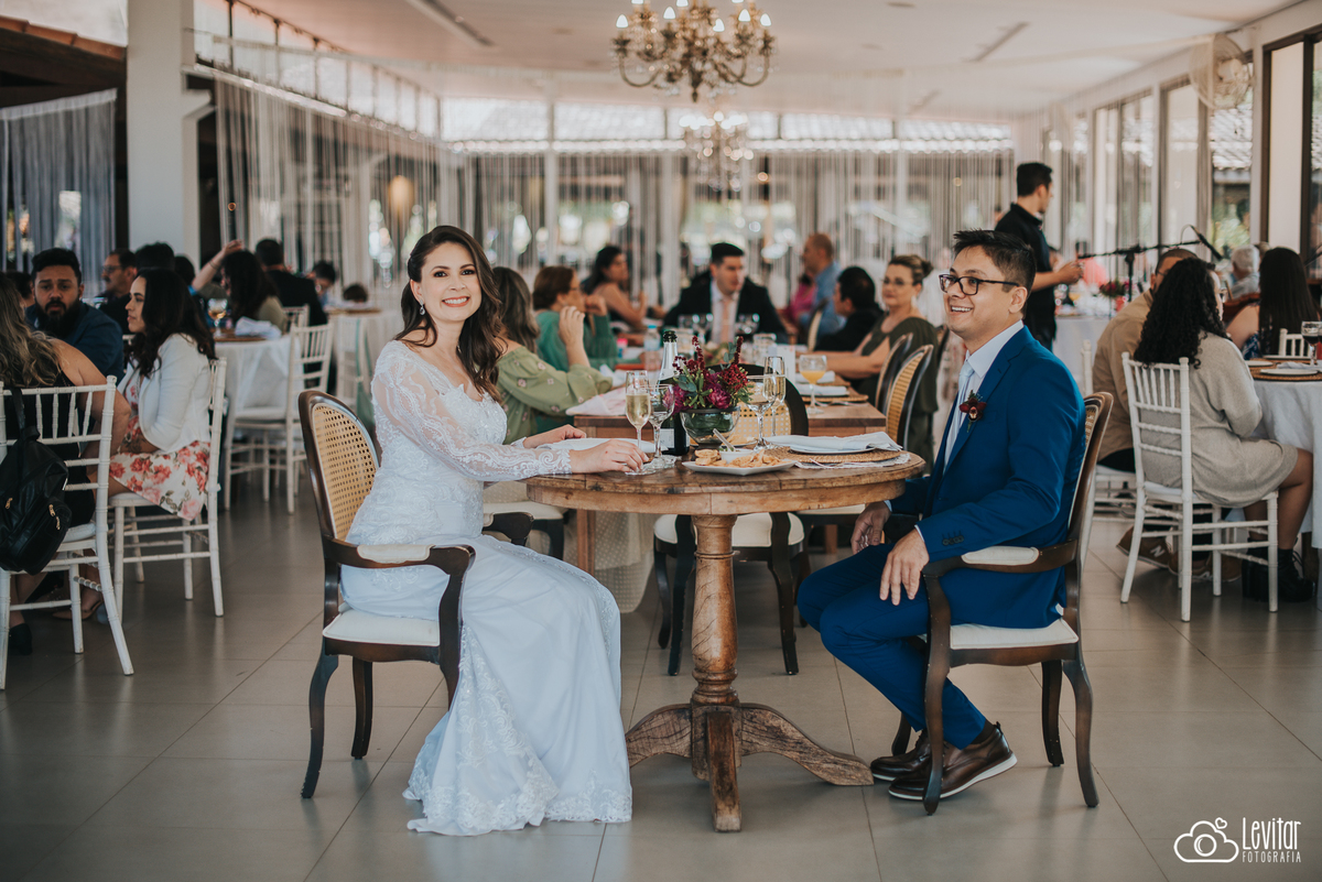 Noivos almoçando Casamento Recanto do Bosque Guaratinguetá SP