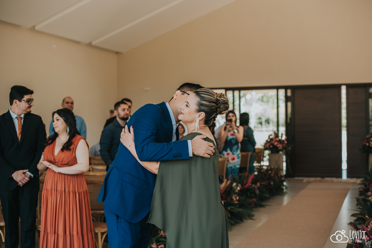 abraço mãe e filho Casamento Recanto do Bosque Guaratinguetá SP