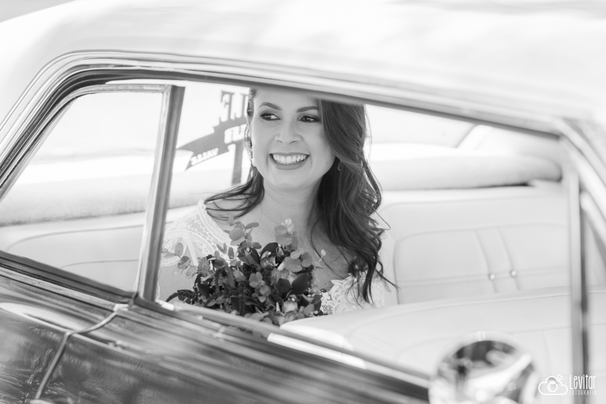 noiva chegando para o casamento Casamento Recanto do Bosque Guaratinguetá SP