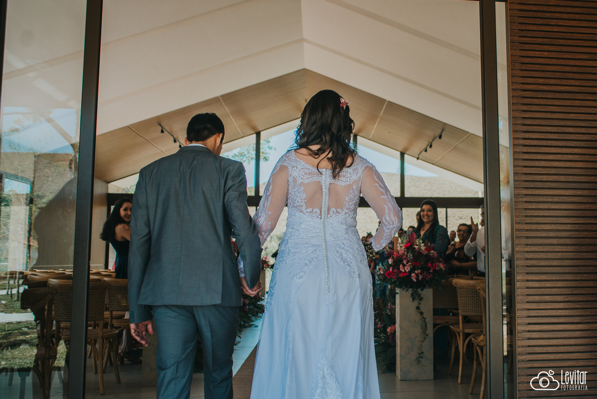 entrada da noiva foto de costas Casamento Recanto do Bosque Guaratinguetá SP