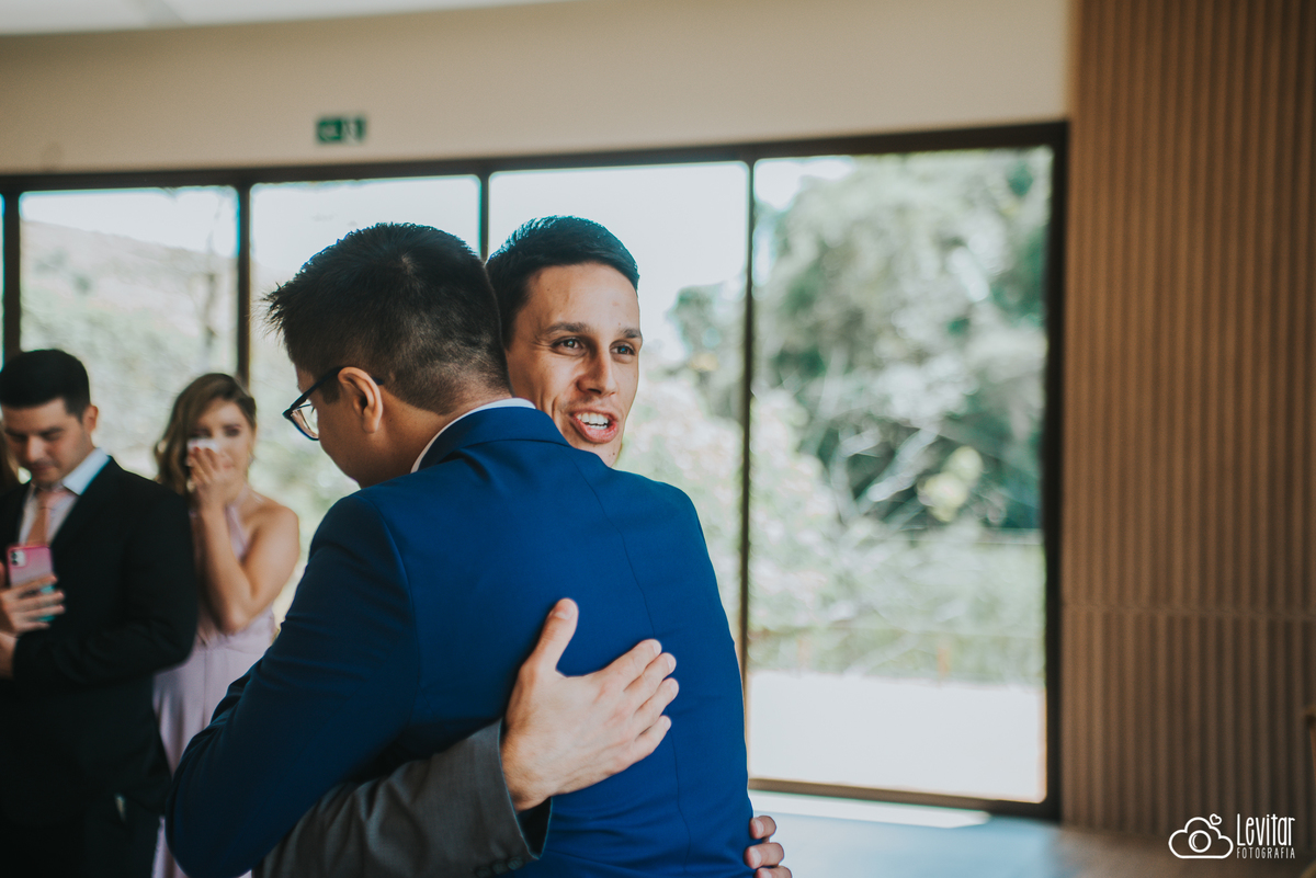 Abraço noivo e irmão da noiva Casamento Recanto do Bosque Guaratinguetá SP