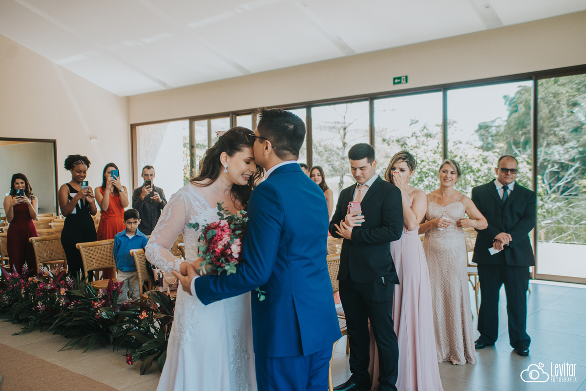 beijo na testa noiva e noivo Casamento Recanto do Bosque Guaratinguetá SP