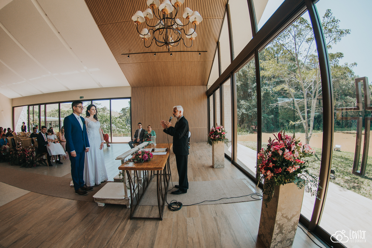 noivos e pastor Casamento Recanto do Bosque Guaratinguetá SP