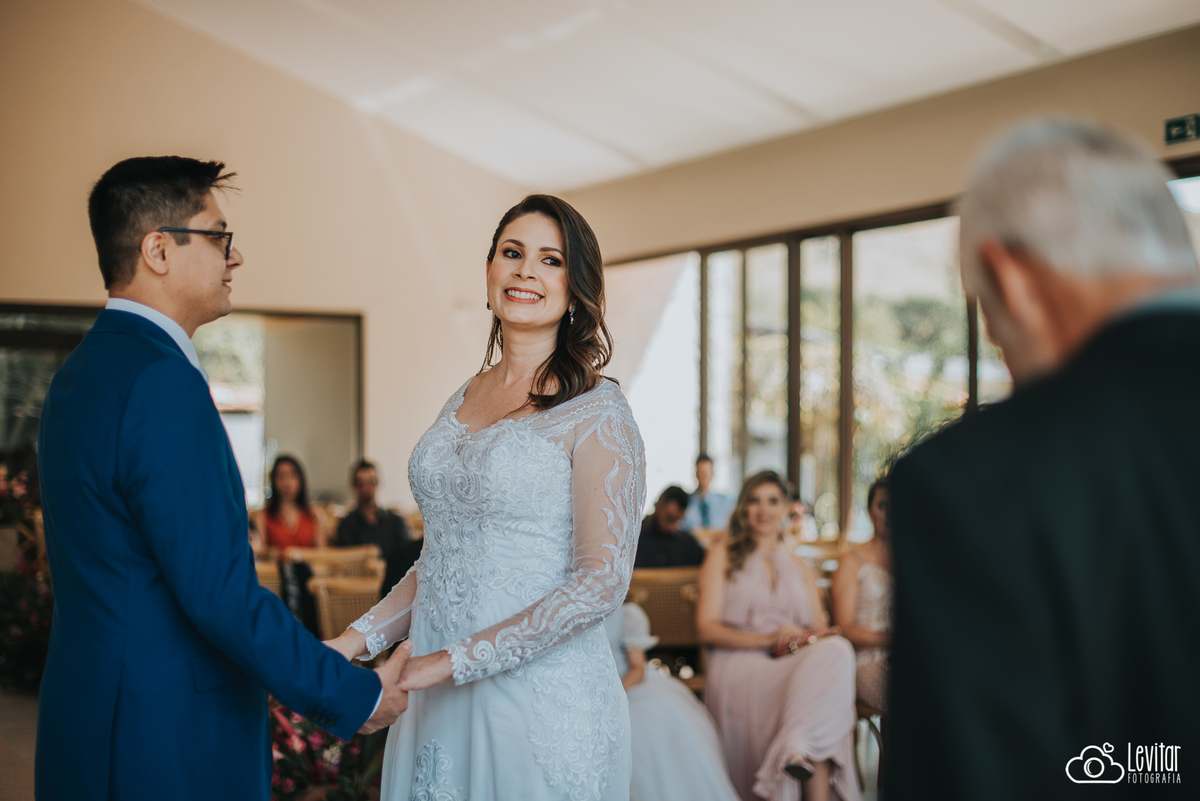 noiva sorrindo Casamento Recanto do Bosque Guaratinguetá SP