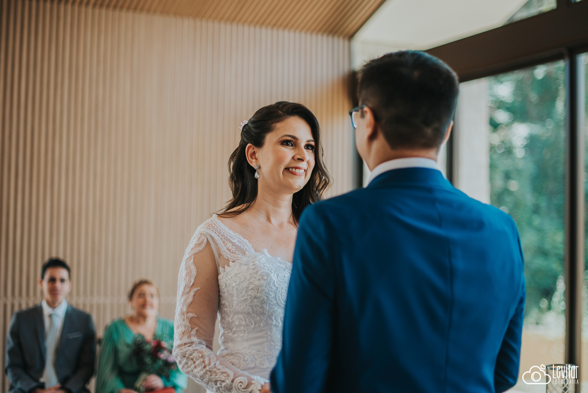 noiva olhando para o noivo Casamento Recanto do Bosque Guaratinguetá SP