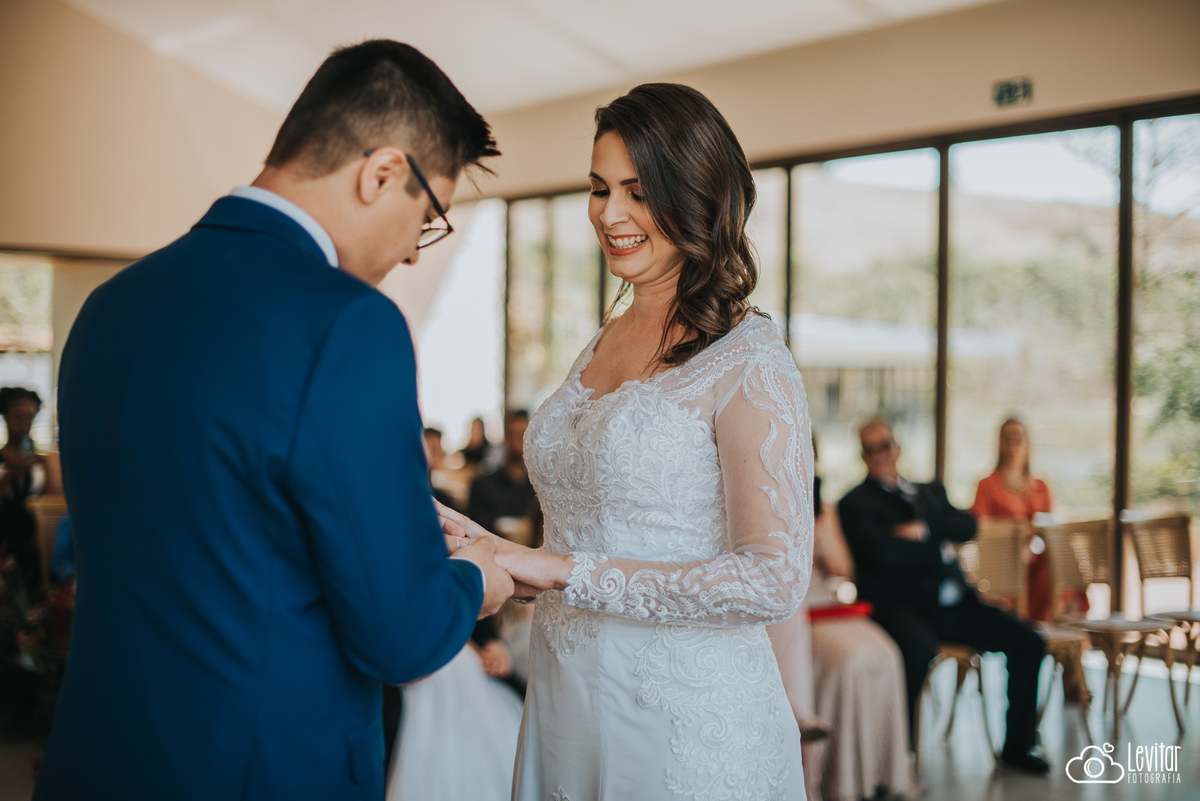 colocando aliança no Casamento Recanto do Bosque Guaratinguetá SP