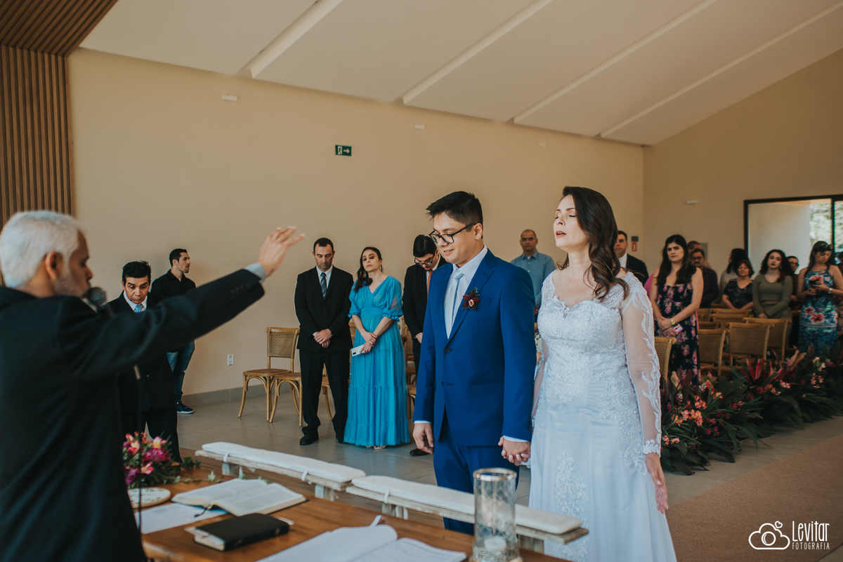 pastor abençoando o casal em Casamento Recanto do Bosque Guaratinguetá SP