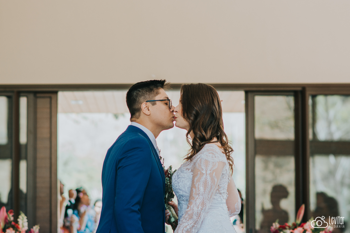 noivos se beijam em Casamento Recanto do Bosque Guaratinguetá SP