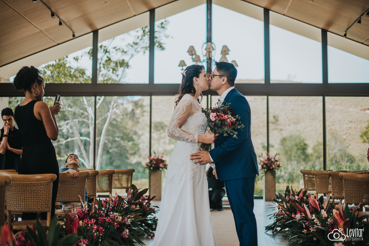 beijo na saída Casamento Recanto do Bosque Guaratinguetá SP