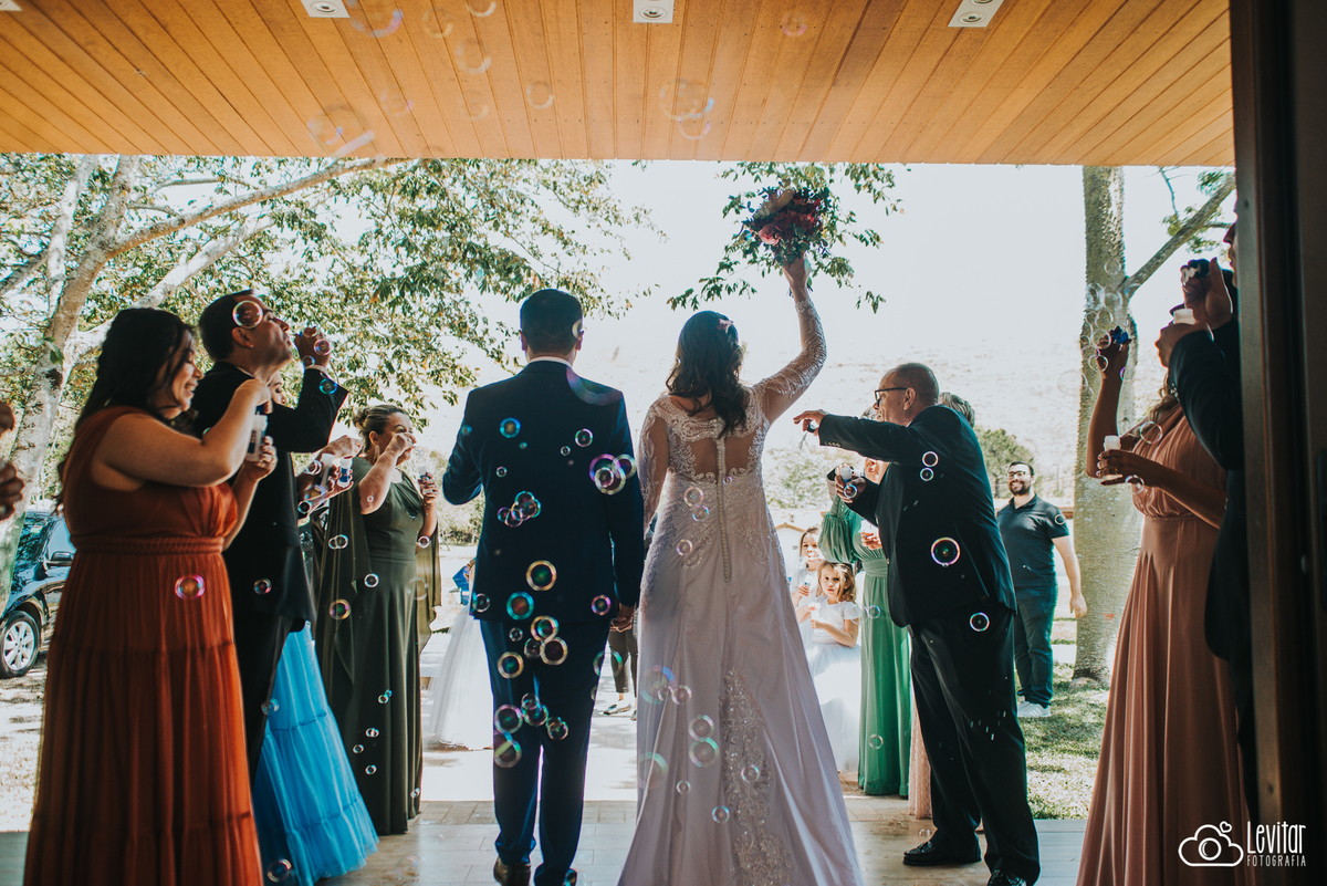 noivos saem com muitas bolhas da capela do Casamento Recanto do Bosque Guaratinguetá SP