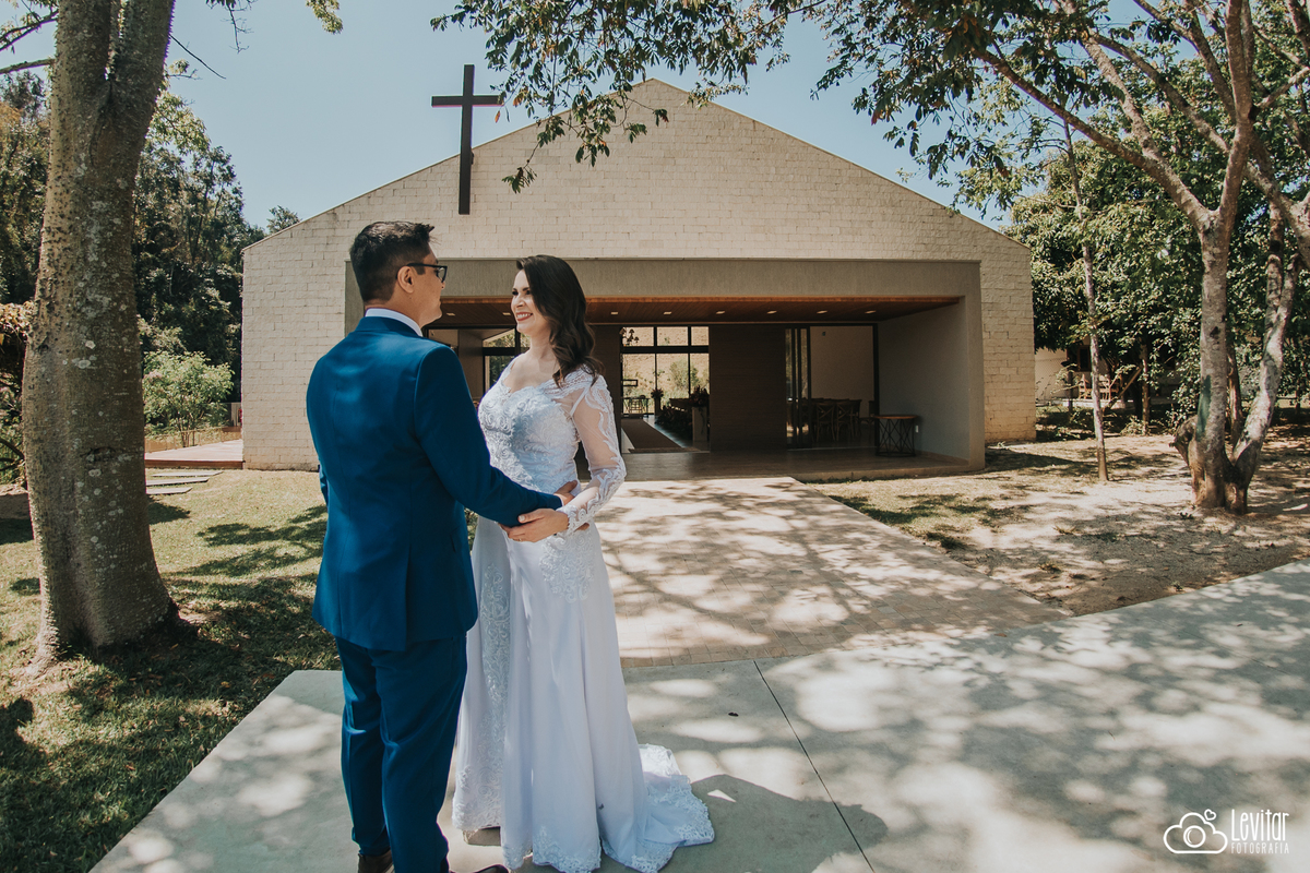 noivos em frente a Capela do Casamento Recanto do Bosque Guaratinguetá SP