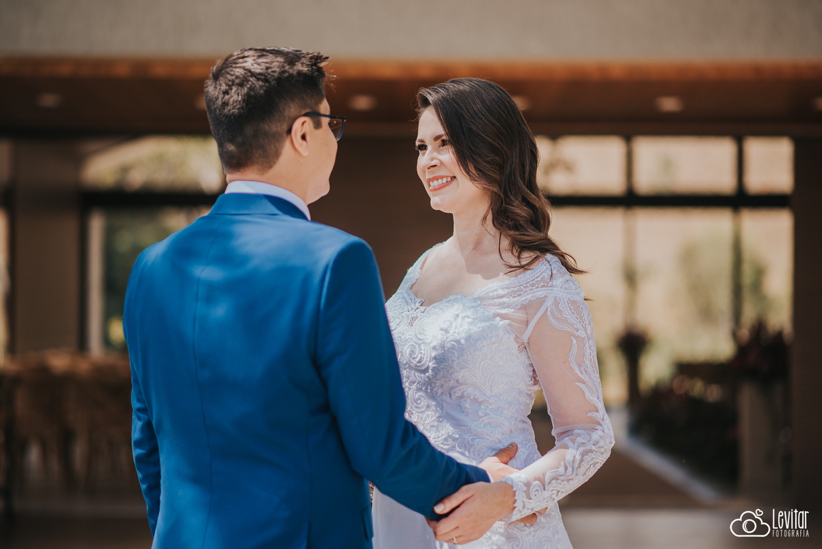 noivos se olhando em frente a capela Casamento Recanto do Bosque Guaratinguetá SP