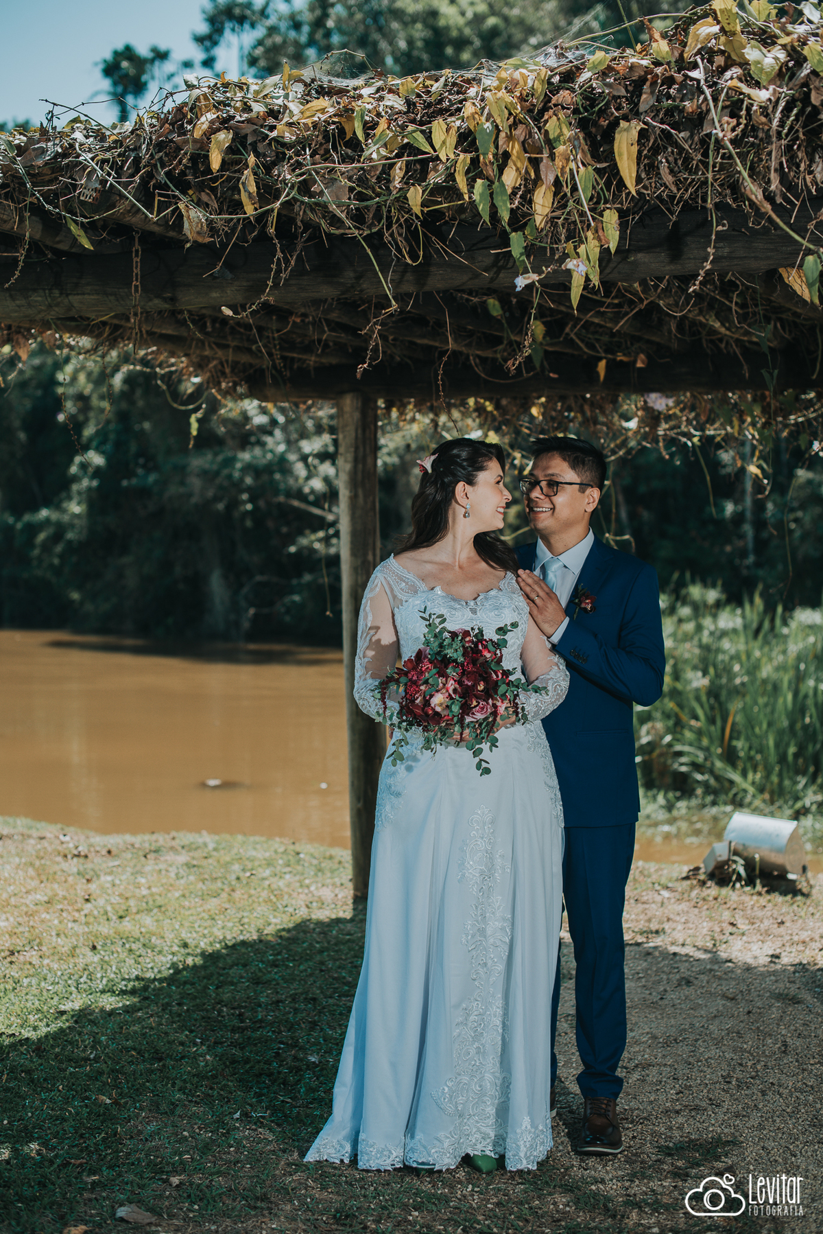 noivos após o  Casamento Recanto do Bosque Guaratinguetá SP