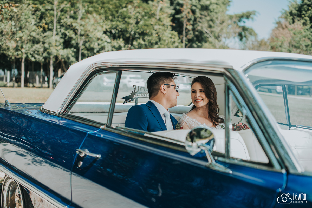 Noivos dentro do carro Casamento Recanto do Bosque Guaratinguetá SP