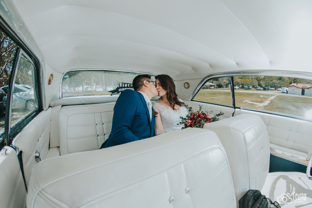 Carro antigo interior branco Casamento Recanto do Bosque Guaratinguetá SP