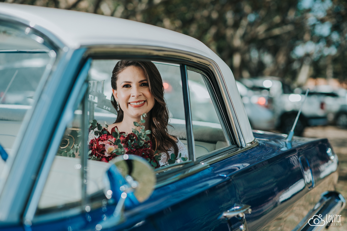 Noiva buque e carro antigo Casamento Recanto do Bosque Guaratinguetá SP