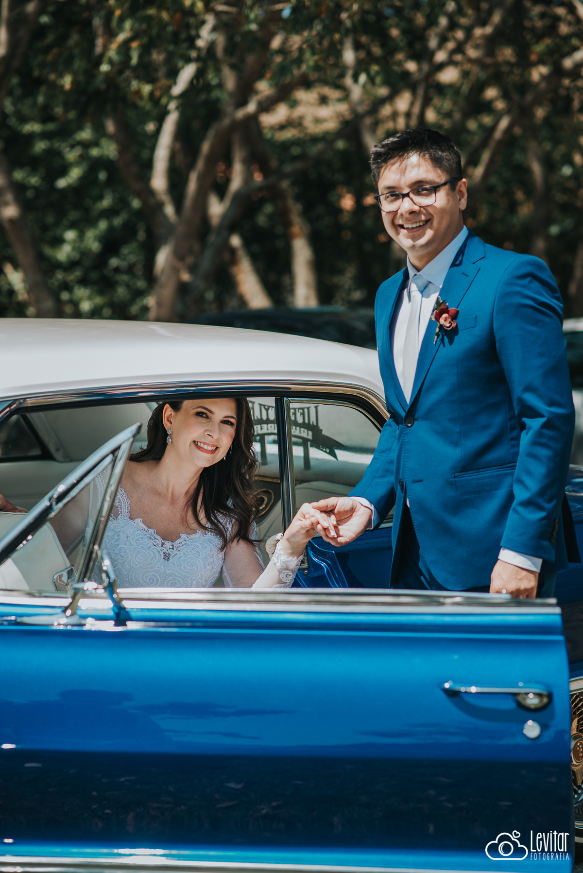 Noivos saindo do Opala azul 
Casamento Recanto do Bosque Guaratinguetá SP