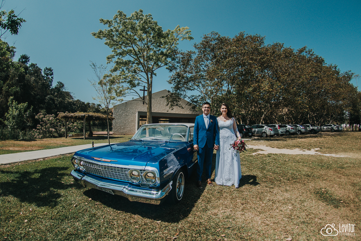 Noivos com carro antigo em frente a capela onde foi o Casamento Recanto do Bosque Guaratinguetá SP