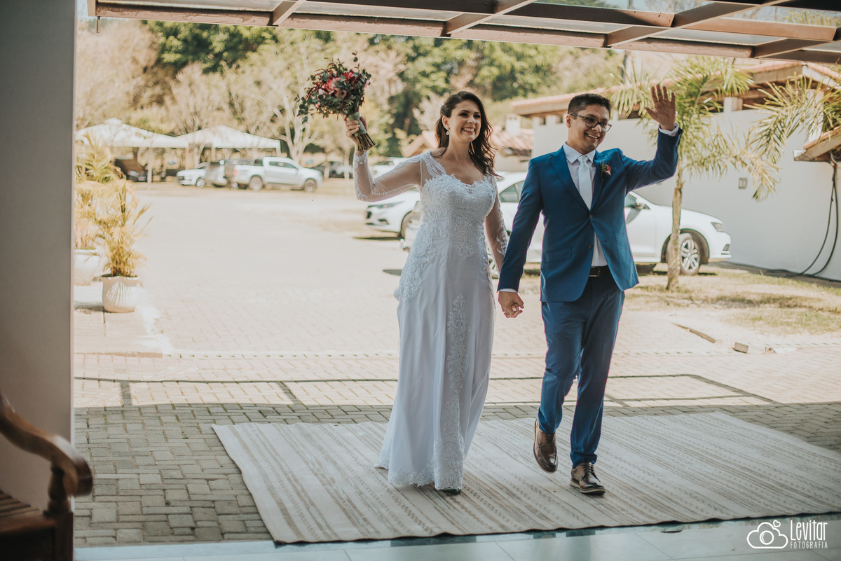 entrada dos noivos na festa Casamento Recanto do Bosque Guaratinguetá SP
