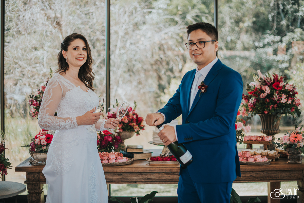 noivos e brinde Casamento Recanto do Bosque Guaratinguetá SP