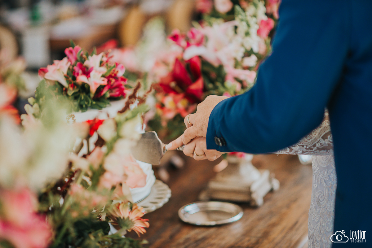 noivos cortando bolo Casamento Recanto do Bosque Guaratinguetá SP