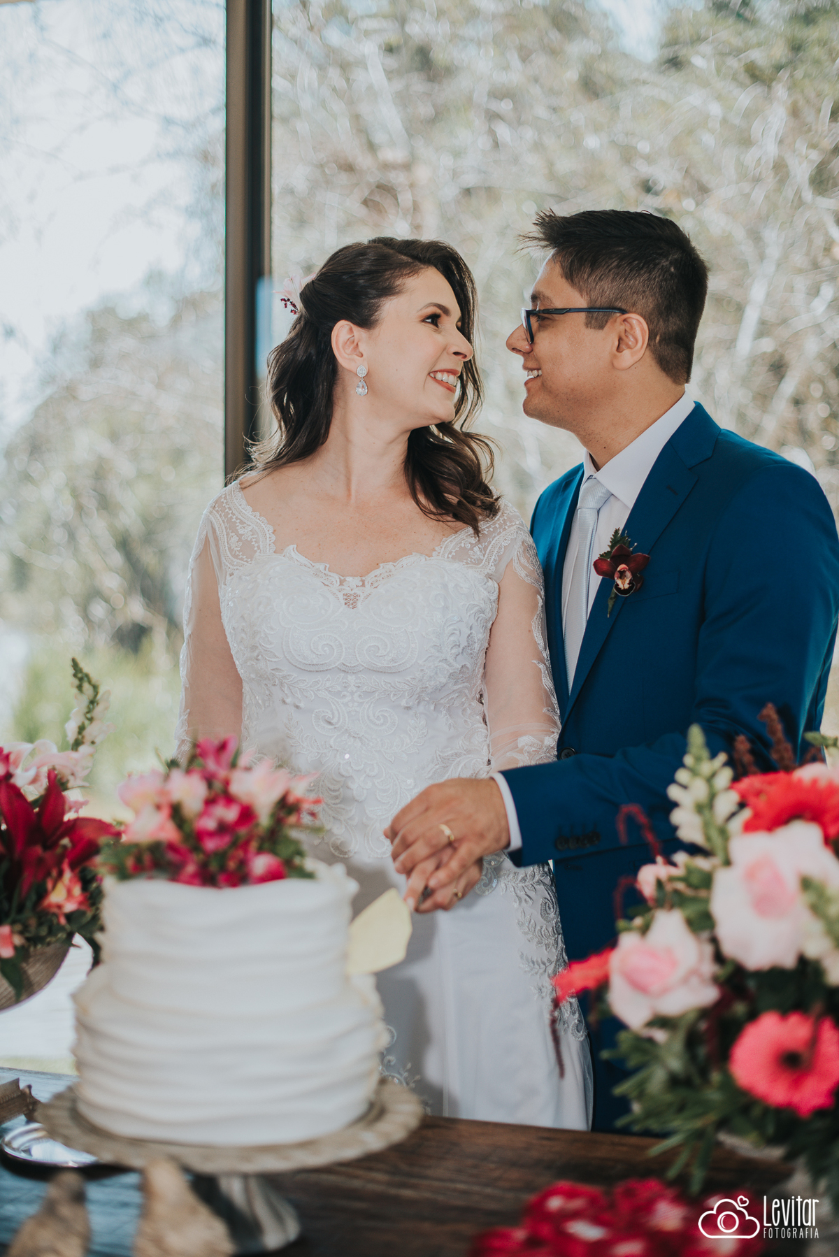 noivos e o bolo Casamento Recanto do Bosque Guaratinguetá SP